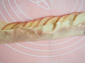 将苹果片排列好，从一侧卷起面皮