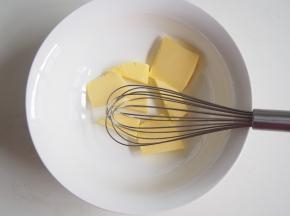 黄油切成小块，室温软化