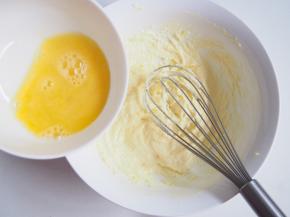 分三次加入蛋液，每次都搅拌均匀