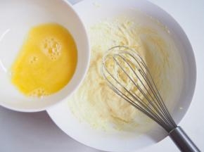 分三次加入蛋液，每次都搅拌均匀