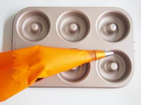 将面糊装入裱花袋，挤入甜甜圈模具中