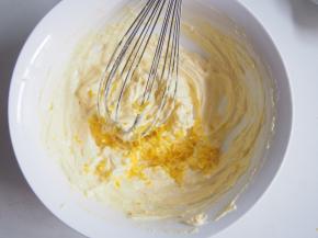 加入柠檬皮碎，搅拌均匀
