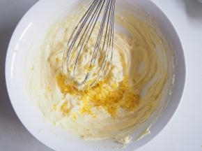 加入柠檬皮碎，搅拌均匀