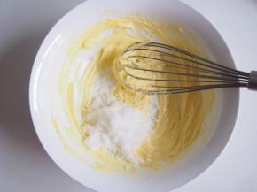 加入糖，打发至颜色发白