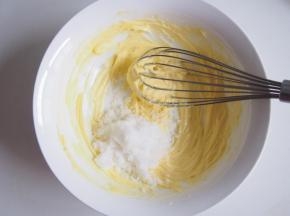 加入糖，打发至颜色发白