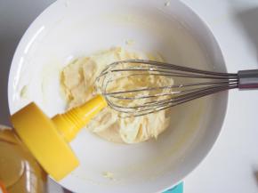 加入蜂蜜，搅拌均匀