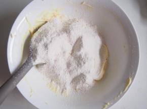 筛入低筋面粉，切拌均匀