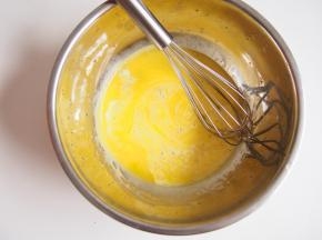 鸡蛋分离蛋清和蛋黄，蛋黄放入盆中打散，加入玉米油搅拌均匀