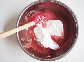 将面糊倒入剩下的蛋白中，切拌均匀