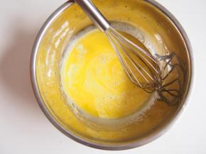 加入牛奶继续搅拌均匀