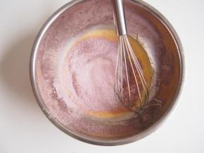 筛入低筋面粉和红曲粉，切拌均匀