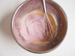 筛入低筋面粉和红曲粉，切拌均匀