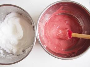 将蛋白取三分之一加入面糊中，切拌均匀