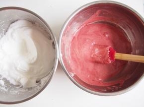 将蛋白取三分之一加入面糊中，切拌均匀