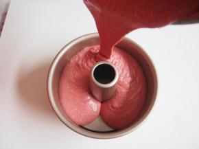 将面糊倒入模具，震一下磕出气泡，这一步要用力按紧模具，以免底下有面糊流出来