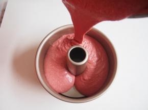 将面糊倒入模具，震一下磕出气泡，这一步要用力按紧模具，以免底下有面糊流出来