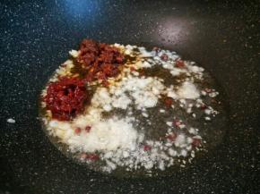 锅里油多一点，蒜泥，姜末，炒香，再加郫县豆瓣酱，佐餐酱翻炒，