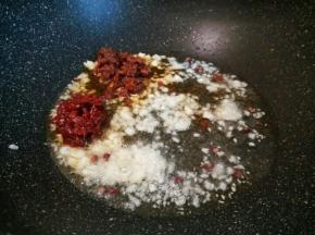 锅里油多一点，蒜泥，姜末，炒香，再加郫县豆瓣酱，佐餐酱翻炒，