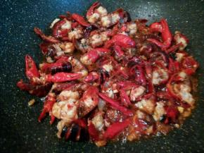 倒入小龙虾翻炒至变色，加生抽，十三香，