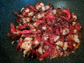 倒入小龙虾翻炒至变色，加生抽，十三香，