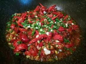 炖的差不多了，撒点葱花起锅。