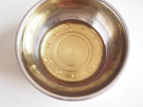 转化糖浆中加入枧水搅拌均匀后加入玉米油继续搅拌均匀