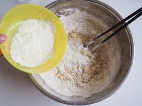 倒入奶粉，揉成光滑面团