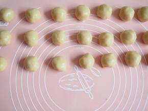 将面团分成大概15g左右一个小球