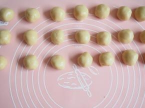 将面团分成大概15g左右一个小球