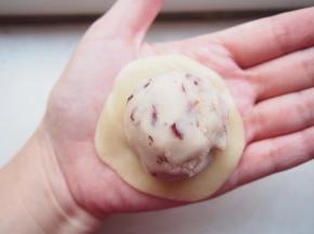 将面团在手心压扁，放入馅儿，用虎口轻轻收口