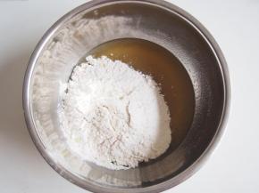 将面粉倒入，用筷子稍微搅拌均匀