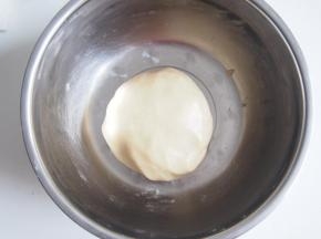 将面团盖上保鲜膜醒发半小时左右