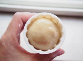 模具沾一层面粉，将面团放入模具