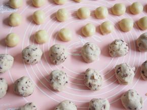 将蔓越莓白豆沙馅分成35g左右一个小球