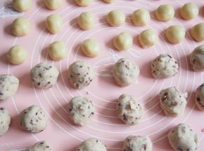 将蔓越莓白豆沙馅分成35g左右一个小球