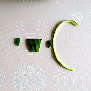 再用绿色的部分刻出青蛙的身体和腿部以及一个细长条用来做伞柄。