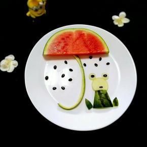 最后随意的放上几个西瓜籽做雨滴，当当当当，哄娃利器——西瓜趣味拼盘就完成了，简单吧？