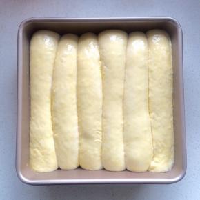 10、用毛刷在面团表面刷薄薄一层蛋黄水