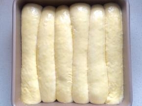 10、用毛刷在面团表面刷薄薄一层蛋黄水