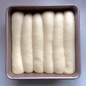 7、第二次发酵可以利用烤箱的发酵功能，同时放一杯热水增加湿度，以促进面团的发酵