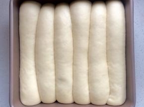7、第二次发酵可以利用烤箱的发酵功能，同时放一杯热水增加湿度，以促进面团的发酵