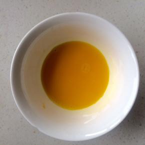 9、蛋黄打散，加适量水调匀，用以刷面团表面