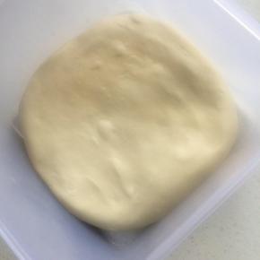 2、将面团放入容器中，置于温暖的环境中，进行第一次发酵