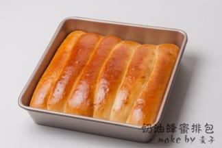 13、排包烤好后，震一下，即置于凉架上，凉至手温即可用保鲜袋密封室温保存即可