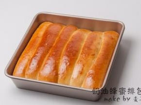 13、排包烤好后，震一下，即置于凉架上，凉至手温即可用保鲜袋密封室温保存即可