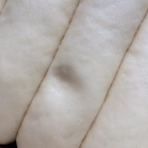 8、检查二发状态，用手指轻按一下，面团表面有轻微压痕即可，我这个二发有点点过了，烤箱开始190度预热