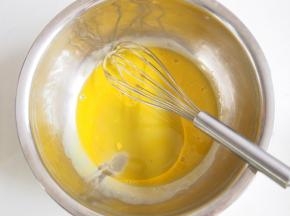 鸡蛋分离蛋清和蛋黄，蛋黄放入盆中打散，加入玉米油搅拌均匀