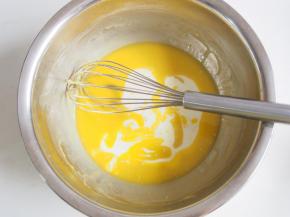 加入玉米油充分搅拌均匀