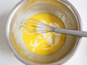 加入玉米油充分搅拌均匀