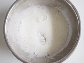 蛋白在无水无油的盆子中打发出鱼眼泡，加入三分之一的糖